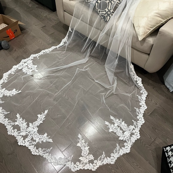 Cathedral veil never been used. Ivory white with hair comb - Picture 1 of 2